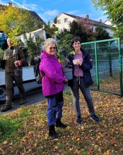 Frau Kattner (links) überreicht Frau Ochs einen gespendeten Busch