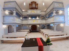 Innenansicht der renovierten Kirche Richtung Westen - Orgel & Emporen